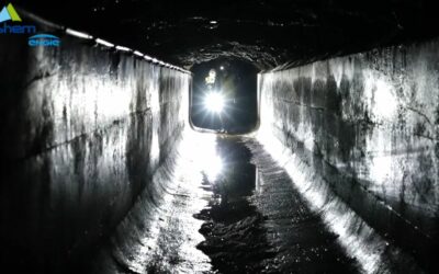 Visite entre Thuès et Fontpédrouse Pyrénées-Orientales de la galerie d’amenée d’eau qui alimente l’usine hydroélectrique de Thuès