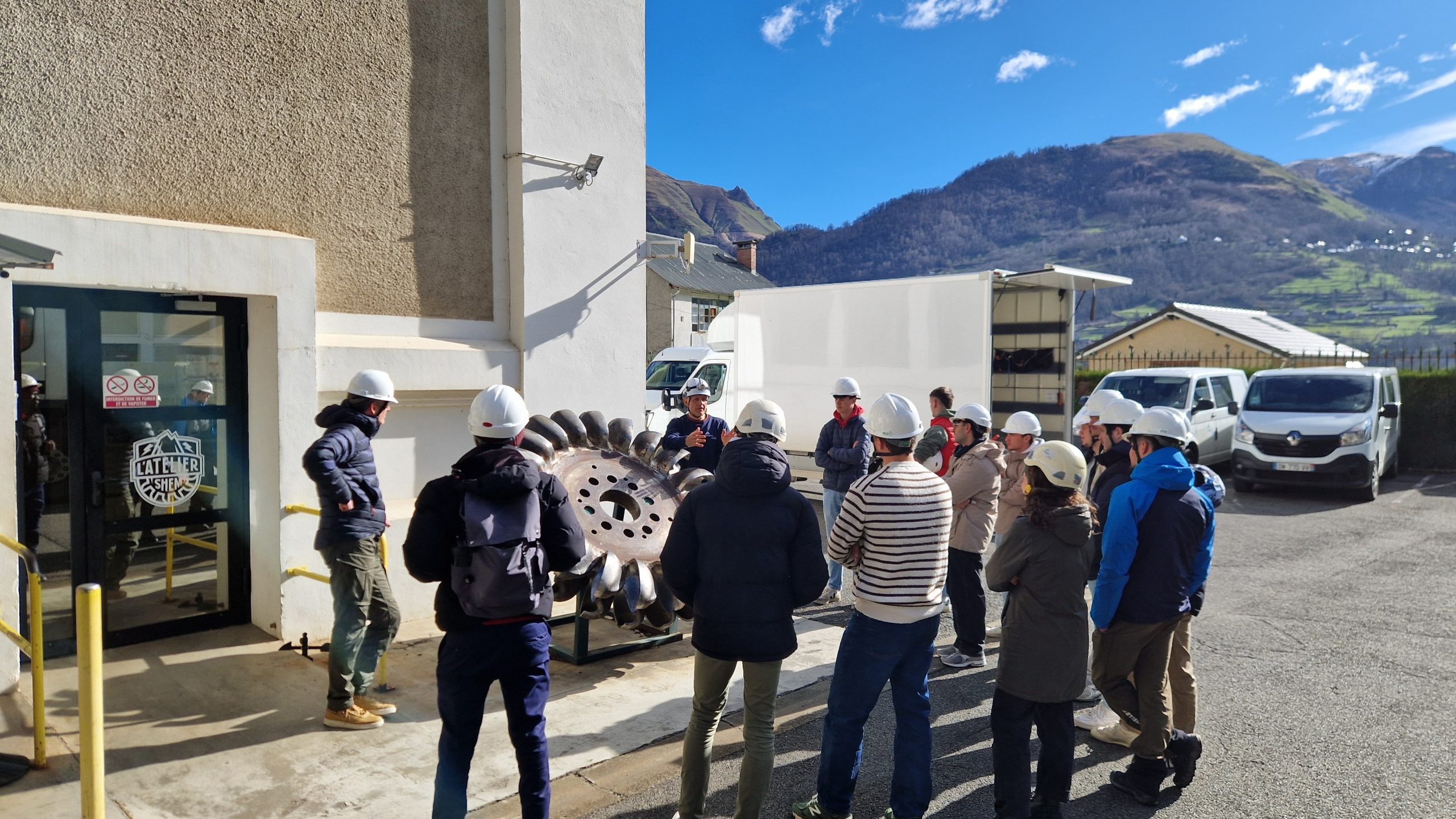 Soucieuse de faire découvrir les différents métiers techniques et industriels, la SHEM a à cœur d’accueillir des classes d’établissements techniques régionaux pour une découverte des installations. A la mi-mars, les étudiants de l’IUT Génie Industriel et Maintenance de Bayonne ont pu ainsi découvrir l’Atelier de maintenance et l’usine hydroélectrique du Hourat. Voici les commentaires de trois des étudiants (Ugo, Florian et Jilali) à la suite de cette journée : la visite nous a permis de découvrir et visualiser les différents type de turbines on a apprécié la présentation de l’hydroélectricité au travers des vidéos en introduction intérêt pour la sensibilisation aux dangers souvent méconnus des crues personnels qualifiés et à l’écoute, c’était très clair. La SHEM et l’IUT ont conduit par le passé des expériences réussies de stage ou d’alternance et pour l’instant une seule embauche, celle de Lilian Elgoyhen en 2020.