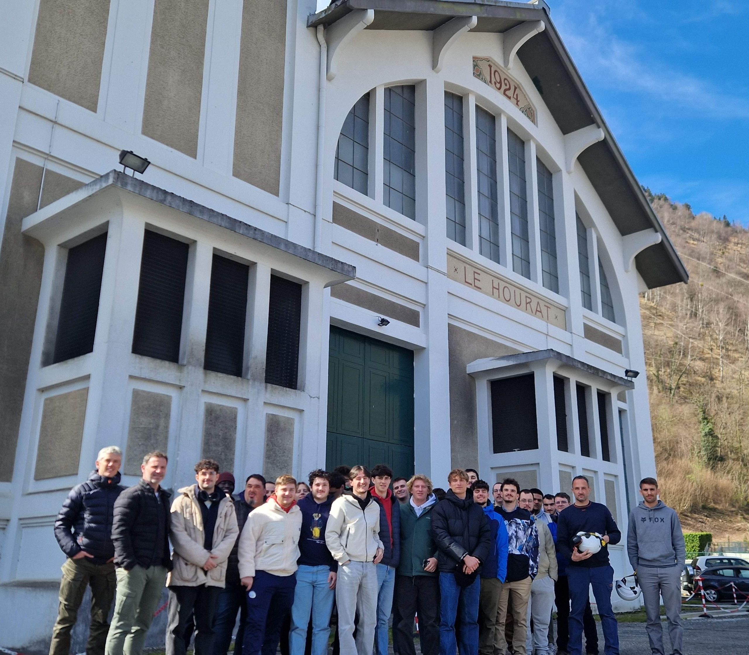 Soucieuse de faire découvrir les différents métiers techniques et industriels, la SHEM a à cœur d’accueillir des classes d’établissements techniques régionaux pour une découverte des installations. A la mi-mars, les étudiants de l’IUT Génie Industriel et Maintenance de Bayonne ont pu ainsi découvrir l’Atelier de maintenance et l’usine hydroélectrique du Hourat. Voici les commentaires de trois des étudiants (Ugo, Florian et Jilali) à la suite de cette journée : la visite nous a permis de découvrir et visualiser les différents type de turbines on a apprécié la présentation de l’hydroélectricité au travers des vidéos en introduction intérêt pour la sensibilisation aux dangers souvent méconnus des crues personnels qualifiés et à l’écoute, c’était très clair. La SHEM et l’IUT ont conduit par le passé des expériences réussies de stage ou d’alternance et pour l’instant une seule embauche, celle de Lilian Elgoyhen en 2020.